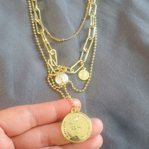 Necklace in gold color